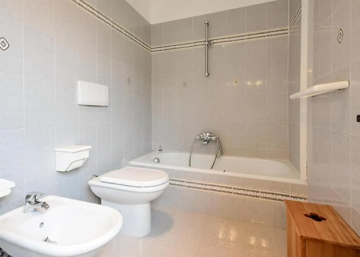2 Bedroom Amazing In モネーリア